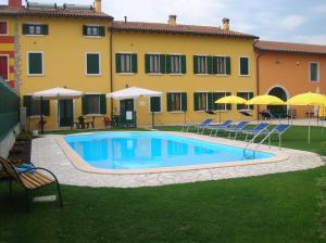 Bazén v ubytovaní Agriturismo Colombarola alebo v jeho blízkosti