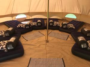 eine Gruppe von fünf Bohnensäcken in einem Zelt in der Unterkunft Festanation Oktoberfest Camp #1 in München