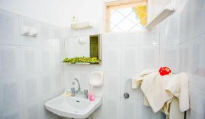 A bathroom at Haus Manya in Lassy