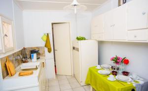 A kitchen or kitchenette at Haus Manya in Lassy