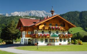 una casa grande con flores en la parte delantera en Heisshof, en Schladming