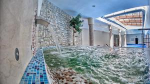 a large swimming pool with a water fountain at Predela 2 Aparthotel in Bansko