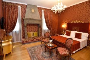 um quarto com uma cama e um lustre em Ai Cherubini em Veneza