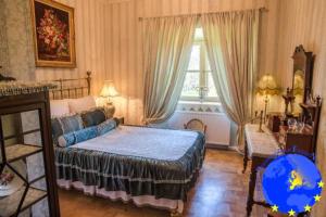 a bedroom with a bed and a window at Pakruojis Manor's Palace Boutique Hotel in Pakruojis