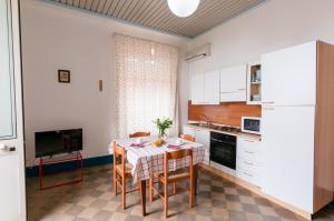 Kjøkken eller kjøkkenkrok på Al Villino Sunset, in villa con piscina ed idromassaggio