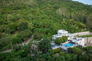 Pemandangan gunung umum atau pemandangan gunung yang diambil dari apartmen