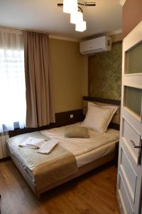 a bedroom with a large bed with a window at Pokoje Restauracja Lech in Strzałkowo