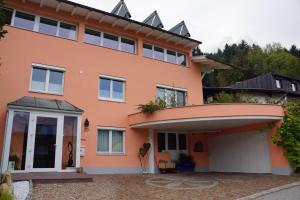 una grande casa arancione con un garage di TOP Mountain View a Volders