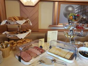 Hotel-Restaurant Fischerwirt في Gratwein: طاولة مليئة بالكثير من الأنواع المختلفة من الطعام