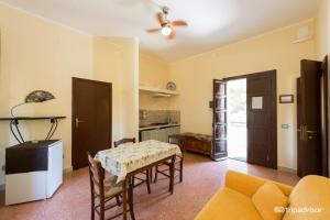 a living room with a table and a couch at B&B Villa Pia in Siracusa