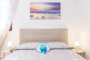 a blue hat sitting on top of a bed at Monolocale Garden in Taviano
