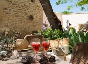 - une table avec deux verres à vin en haut dans l'établissement Domaine Le Bois Des Dames, à Chantemerle-lès-Grignan