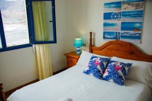 カレタ・デ・ファマラにあるSeaview Risco de Famara 1のベッドルーム1室(枕2つ付)