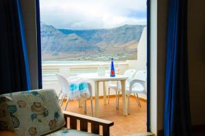 カレタ・デ・ファマラにあるSeaview Risco de Famara 1の眺めの良い客室で、テーブルと椅子が備わります。