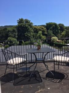 een tafel met twee stoelen en een tafel met een plant erop bij Cheriton Guesthouse in Sidmouth