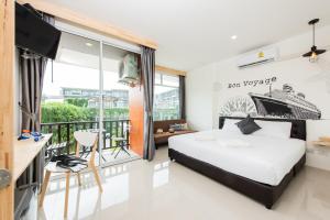 Rúm í herbergi á Dwell Phuket Airport Hotel at Naiyang