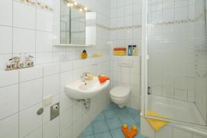 Un baño blanco con lavabo e inodoro. en Strandvilla Ostpreussen - Dependance Strandhus, en Ahlbeck 17 fotos más