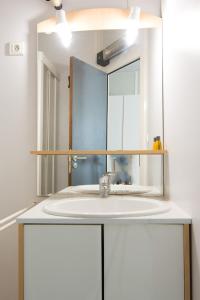 y baño con lavabo y espejo. en Résidence Carpe Diem en Marsella