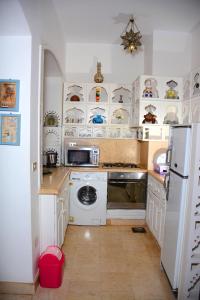 A kitchen or kitchenette at West Golf Y 39