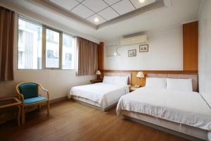 Letto o letti in una camera di Long Shan Hotel