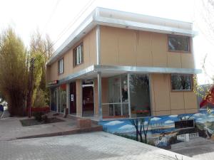 Salamandra Apartamentos في إل كالافاتي: مبنى امامه مسبح