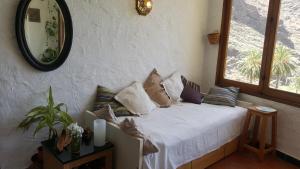 a bedroom with a bed with pillows and a window at Casas Perla & Maribel in Valle Gran Rey