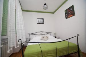 Posteľ alebo postele v izbe v ubytovaní Apartmani Loreta