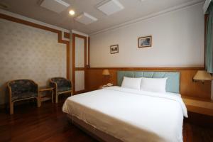 Letto o letti in una camera di Long Shan Hotel