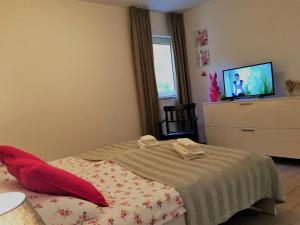 Postel nebo postele na pokoji v ubytování Effie Perine Apartments