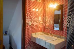 een badkamer met een wastafel en een spiegel bij Pousada Presidente Hotel in Canoa Quebrada