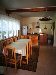 una cucina con tavolo e sedie in una stanza di Agrowczasy u Mirusi a Wiżajny