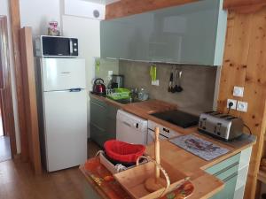 A kitchen or kitchenette at Appartement Le Ribon hotel la vanoise