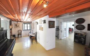 Rallou House Hydra في هيدرا: غرفة معيشة فيها طاولة وكراسي