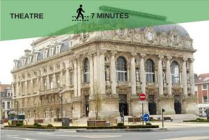 un grand bâtiment en pierre avec une horloge dessus dans l'établissement Welcome Calais - SuperCalais, à Calais