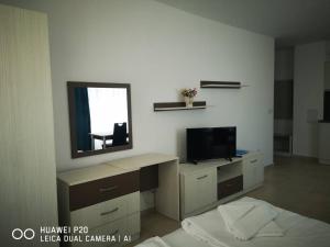 シネモレツにあるSea Life Apartments Sinemoretsのリビングルーム(テレビ、鏡付)