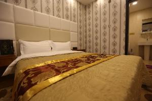 Postel nebo postele na pokoji v ubytování Baigal Hotel