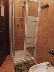 La salle de bains est pourvue d'une douche, de toilettes et d'un lavabo. dans l'établissement Appartamento di Nina, à Rome