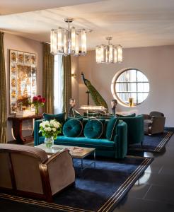 Hôtel Les Roches Blanches Cassis的休息区