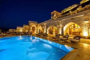 una gran piscina en un edificio por la noche en Kayakapi Premium Caves Cappadocia, en Ürgüp