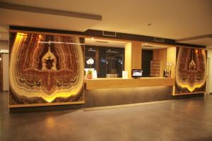 um lobby com uma loja com cortinas na parede em Delfina Palace Hotel em Foligno