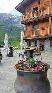 un edificio con un vaso con dei fiori davanti di Hotel Meublé Mon Rêve a Breuil-Cervinia