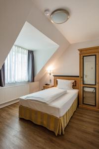 a bedroom with a bed and a window at Hotel Zum Zeppelin Hamburg in Hamburg