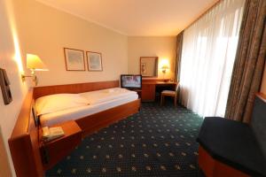 Ένα ή περισσότερα κρεβάτια σε δωμάτιο στο Karaman Group Hotel +46 φωτογραφίες