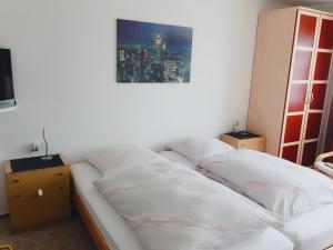 Postel nebo postele na pokoji v ubytování Eifelhof Weina