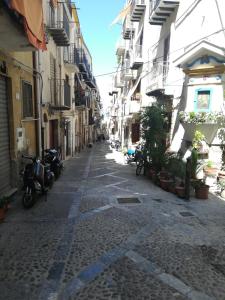an empty street in an alley with buildings at Casa Cinema Paradiso in Cefalù +39 photos
