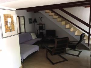sala de estar con sofá y escalera en Holiday house Catela en Rakalj