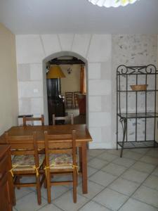 - une salle à manger avec une table et des chaises en bois dans l'établissement La grange de Candé, à Monts