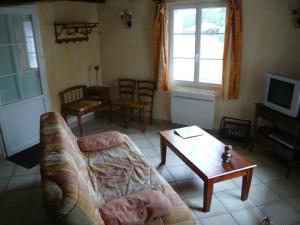 een woonkamer met een bank en een salontafel bij La grange de Candé in Monts