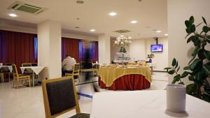 TV a/nebo společenská místnost v ubytování Garden Hotel