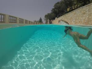切特拉羅的住宿－B&B Verzavò，在游泳池游泳的人